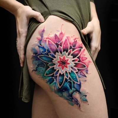  Tatouage mandala coloré sur le coté haut de la cuisse